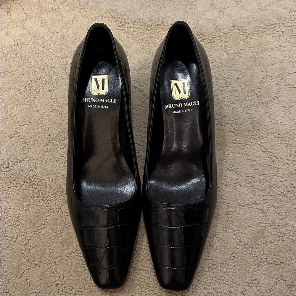 New Bruno Magli Women's Black Leather Croc-Embossed Heels. Size 8.5.